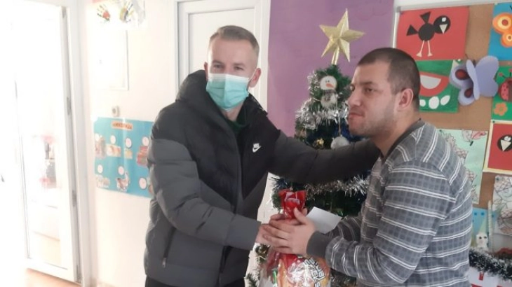 Божиќни подароци од ФК „Каменица Саса“ за Дневните центри во М.Каменица и Делчево