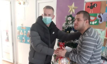 Божиќни подароци од ФК „Каменица Саса“ за Дневните центри во М.Каменица и Делчево