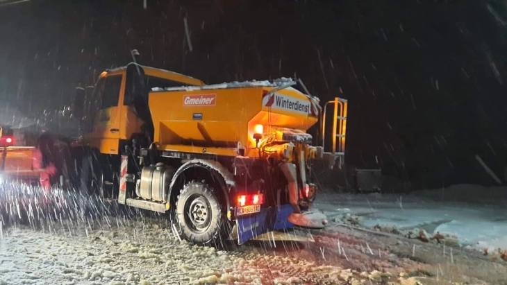 Зимската служба при општината Кавадарци ја чисти снежната покривка во градот и околните села 