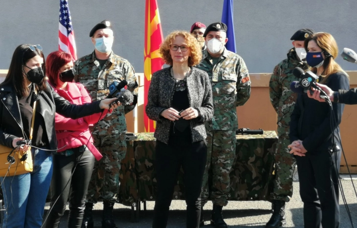 Амбасадорката Брнз и предава американско знаме на министерката Шекеринска како знак за заслуга за добрата соработка (во живо)