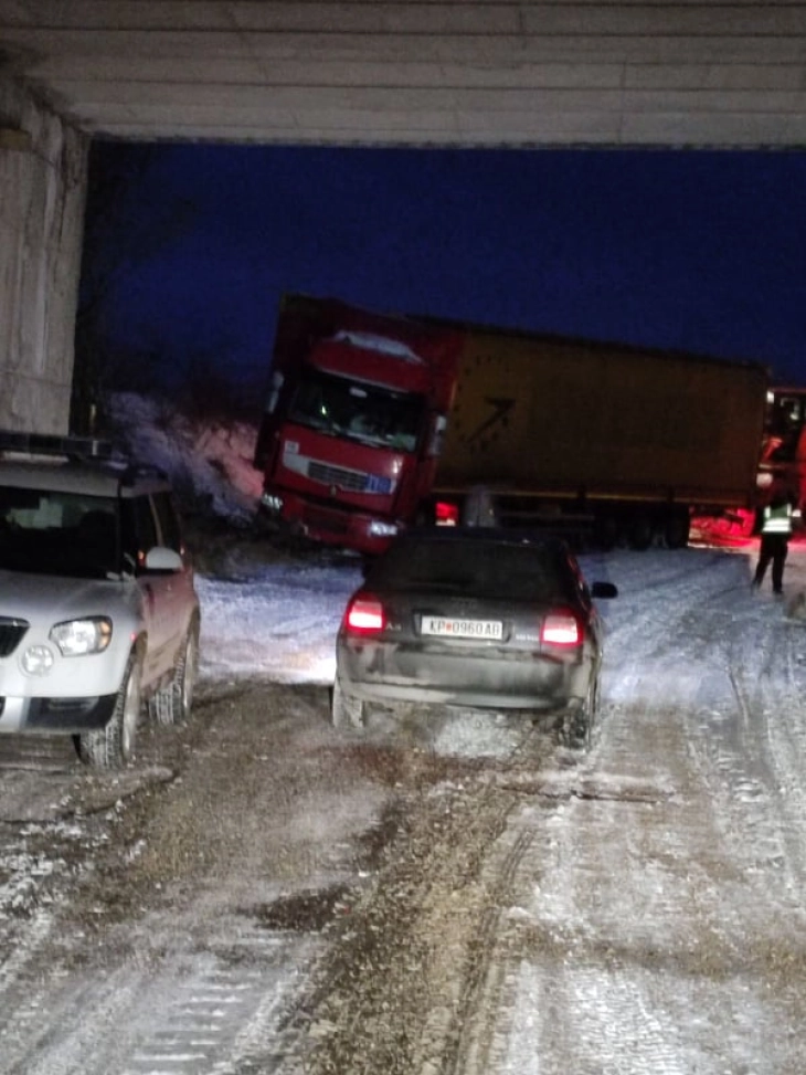 Камион се преврти на терминалот кај Деве Баир, колона товарни возила со часови заглавена на ГП Ѓуешево