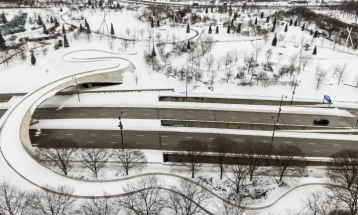 Снежно невреме во источниот дел на САД, 200.000 домаќинства без струја