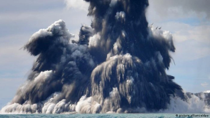 Тонга повикува на итна помош по ерупцијата на вулканот