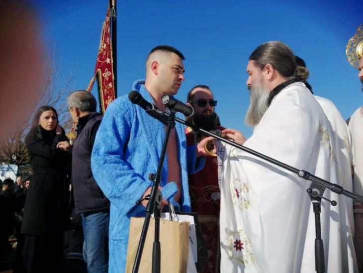 Трајче Серафимовски го фати Светиот крст во Струмица