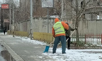 Општина Ѓорче Петров: Расчистен снегот на критичните точки, фрлени 20 тони сол