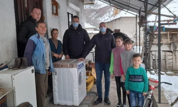 Освоената награда за Водици, делчевецот Васко Панчовски ја донираше на седумчлено семејство од село Стамер