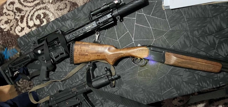 Претреси во Тетовско, пронајдено оружје