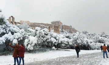 Невремето „Елпида“ носи снег во Грција и затвора училишта, надлежниот министер апелира да се избегнуваат непотребни движења