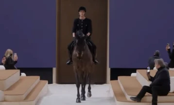 Принцезата од Монако јавајќи на коњ ја отвори ревијата на „Шанел“ во Париз