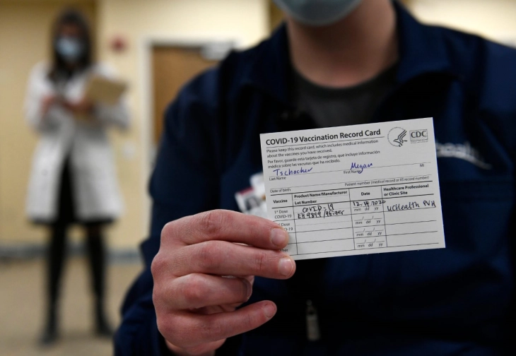 Медицински сестри во САД заработиле 1,5 милиони долари од фалсификување сертификати за вакцинација
