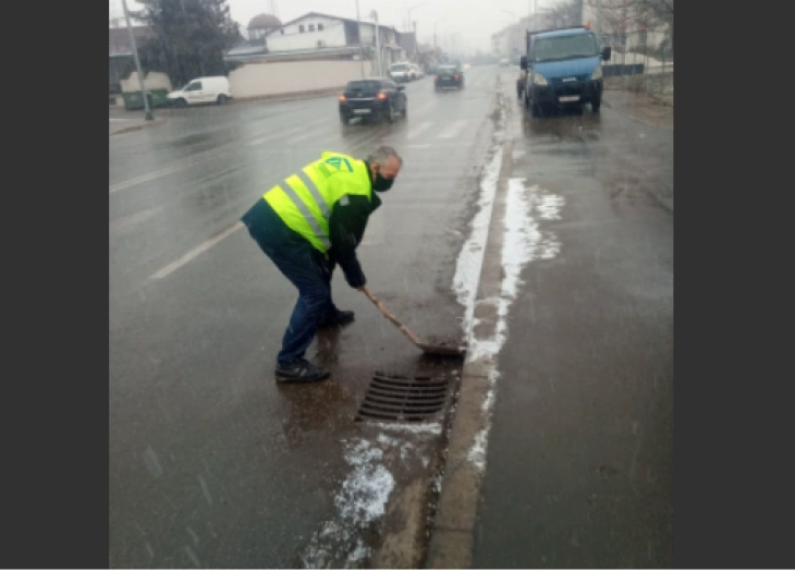 Екипите на ЈП „Водовод и канализација“ ги расчистуваат сливниците и шахтите на територија на Скопје