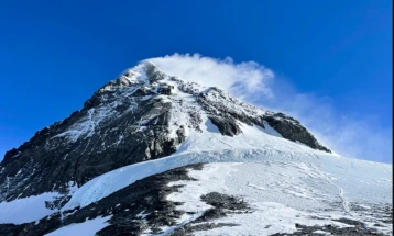 Мразот што се создаваше 2.000 години на Монт Еверест, се стопи за околу дваесет и пет