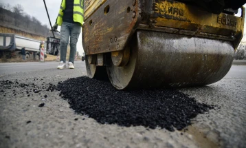 Се санираат крупните оштетувања на коловозите на неколку булевари низ Град Скопје