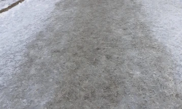 Поради мраз дел од кичевските тротоари опасни за движење 