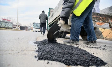 ЈП „Улици и патишта“ санираат оштетувања на улиците и поставуваат сообраќајна сигнализација