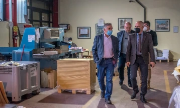 Градоначалникот Коњановски ја посети битолската печатница АД „Киро Данадаро“