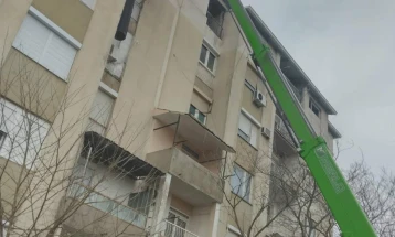 Отстранета цевка од зграда во Гевгелија која беше опасност за станарите