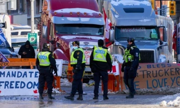 Канадската полиција почна да апси камионџии кои протестираат во Отава
