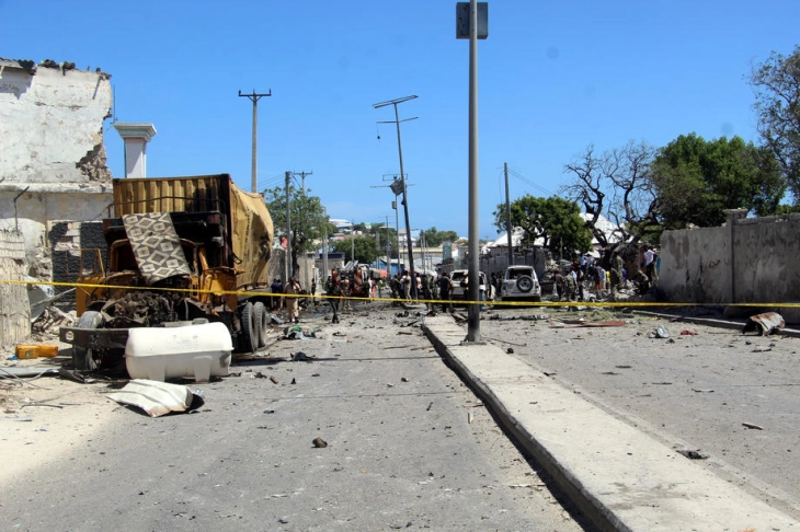 Најмалку 15 лица загинаа во напад на бомбаш самоубиец во Сомалија