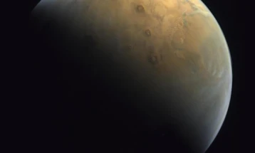 Снимени облаците над Марс