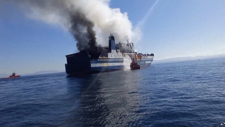 Траектот што се запали кај Крф ќе биде пренесен на пристаниште, петти ден продолжува потрагата по исчезнатите патници