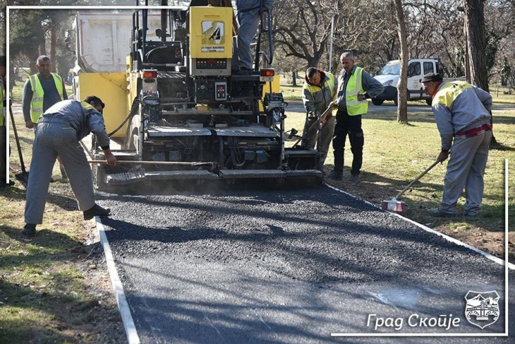 Се реконструираат пешачките патеки во Градскиот парк