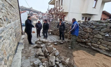 Пецаков во обиколка на градежните активности во стариот дел на Охрид