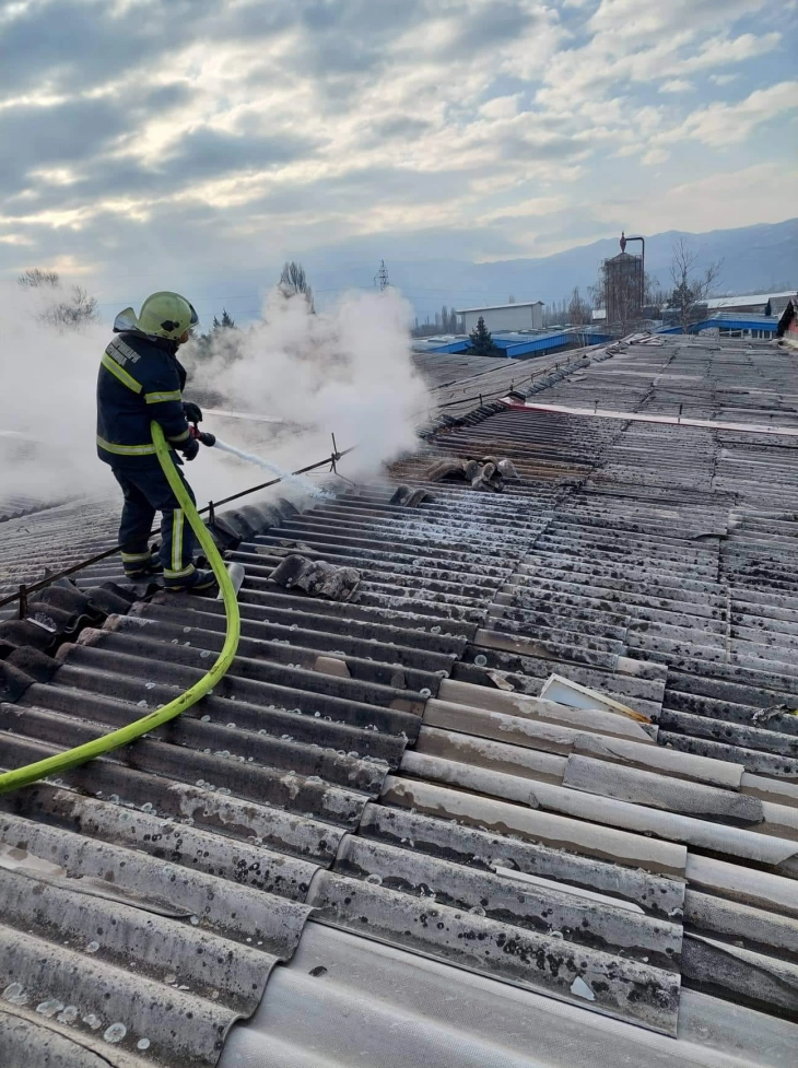 Изгаснат пожар на покрив на погон во Струмица