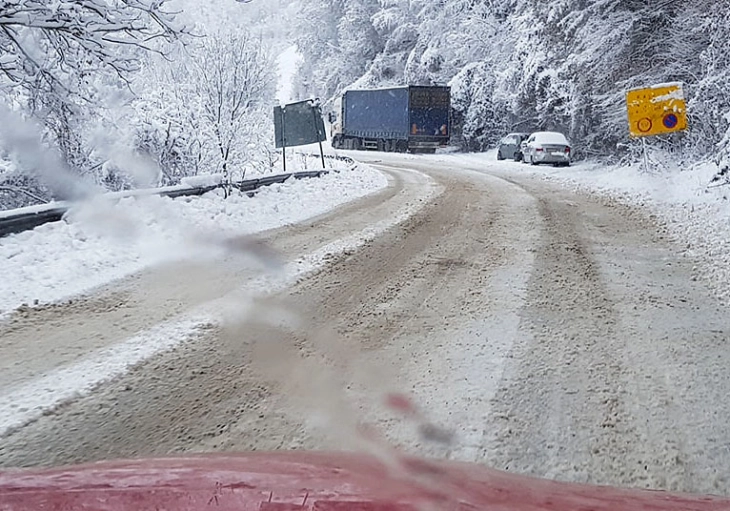 Укината забраната за сообраќај на камиони и автобуси на патниот правец Тетово-Попова Шапка, воведена на патниот правец крак Маврово-Дебар