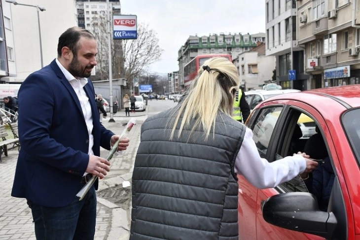 Цвеќе и летоци за безбедно возење по повод 8 Март од градоначалникот Ѓорѓиевски и полицијата