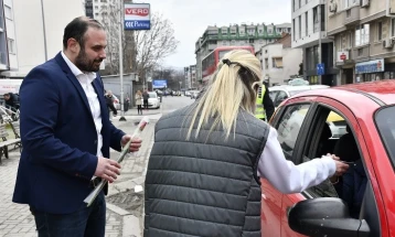 Цвеќе и летоци за безбедно возење по повод 8 Март од градоначалникот Ѓорѓиевски и полицијата