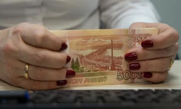 Отсега Русите кои добиваат трансфери на пари од странски банки ќе можат да подигнуваат готовина само во рубљи
