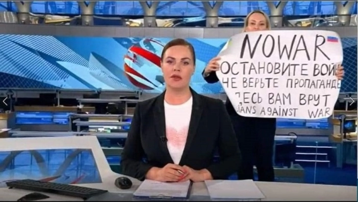 Жена демонстрант го прекина дневникот на рускиот Прв канал со плакат со кој ја осудува војната во Украина