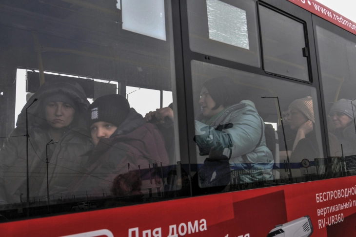 МКЦК: Повеќе од 100 автобуси со неколку илјади цивили го напуштија украинскиот град Суми