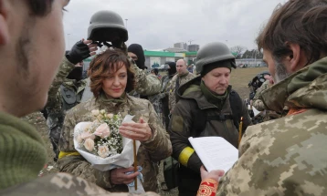 Над 10.000 двојки се венчаа во Украина од почетокот на војната