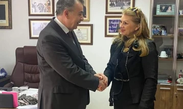 Амбасадорот Марковски на работна средба во Тирана со претседателката на државниот комитет за малцинства Бежани