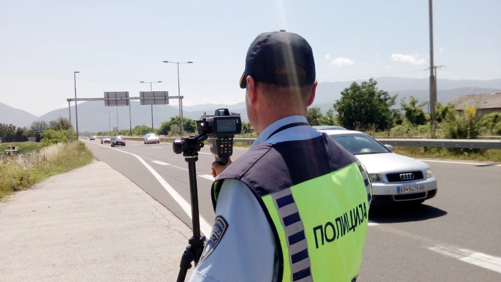 За брзо возење казнети 105 возачи на автопатот Куманово - Скопје - Велес