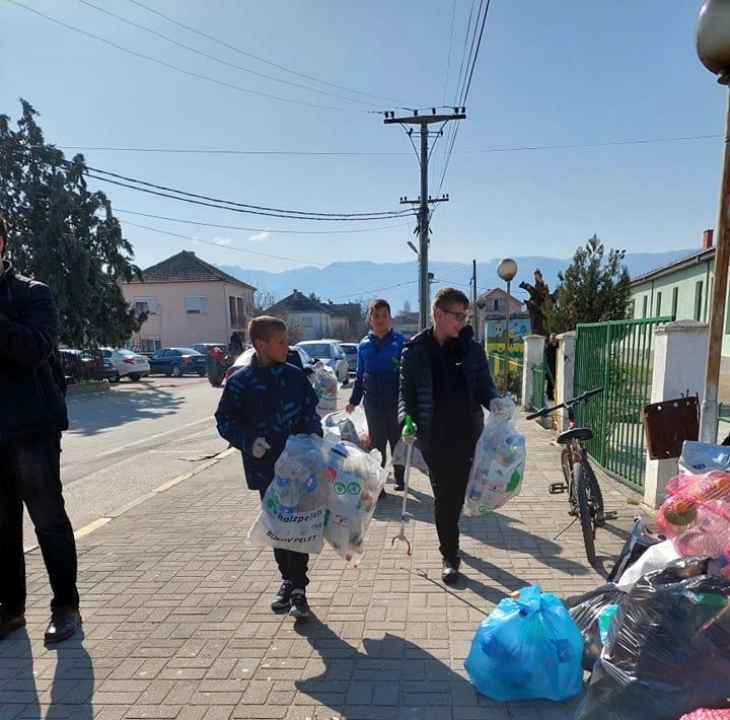 Општина Босилово почна со собирање пластични садови, собирачите добиваат овошна садница