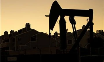 Цената на нафтата се зголеми до 122 долари за барел
