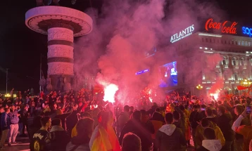 Победата на македонските фудбалери се слави на плоштадот во Скопје