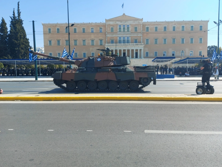 Воена парада во Атина