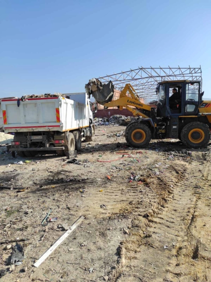 „Комунална хигиена“ почна со расчистување на обемна дива депонија во Шуто Оризари