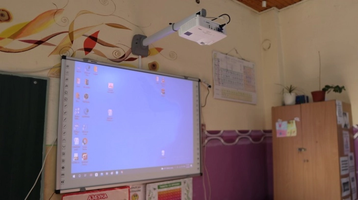 Поставени 16 нови дигитални табли во основните училишта во Кисела Вода