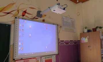 Поставени 16 нови дигитални табли во основните училишта во Кисела Вода