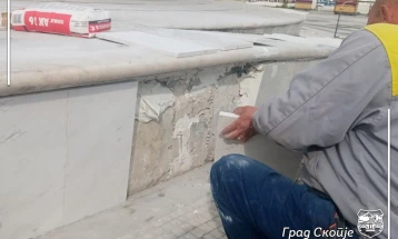 Град Скопје и екипите на ЈП „Улици и патишта“ го санираат оштетениот плочник на плоштадот „Македонија“
