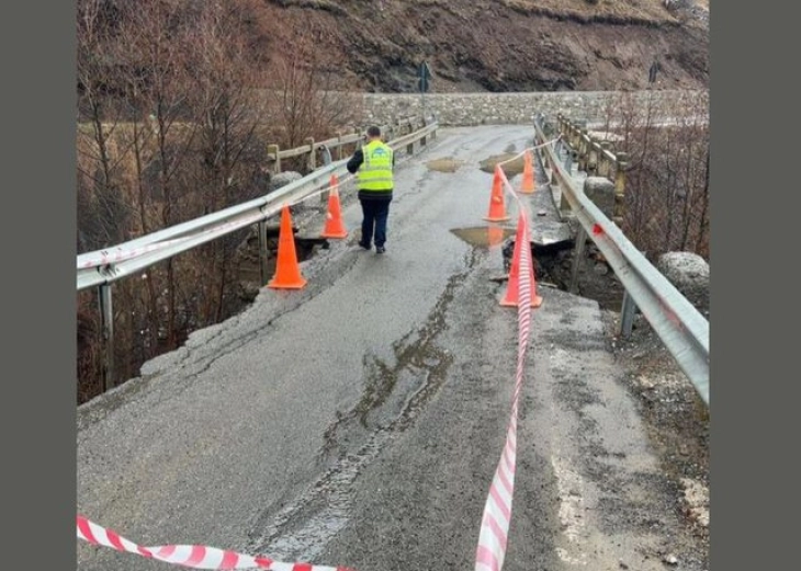 Изолирани Македонците во Гора откако се урна мостот на патот Кукс-Шиштевац