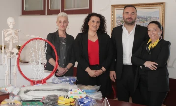 „Мастербет ДООЕЛ Скопје“ , во чии рамки е „Астра“, започнува донаторска акција за училиштата во Струга, во првата фаза донирани едукативни помагала за 6 основни училишта