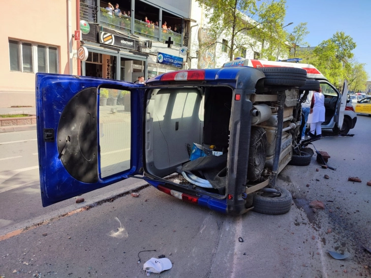 Се преврте возило во центарот на Кавадарци 