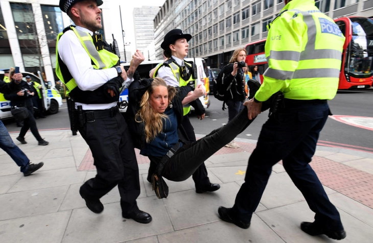 Еколошки активисти блокираа четири моста во Лондон