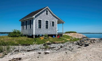 Мала куќа на изолиран пуст остров, се продава за 339.000 долари